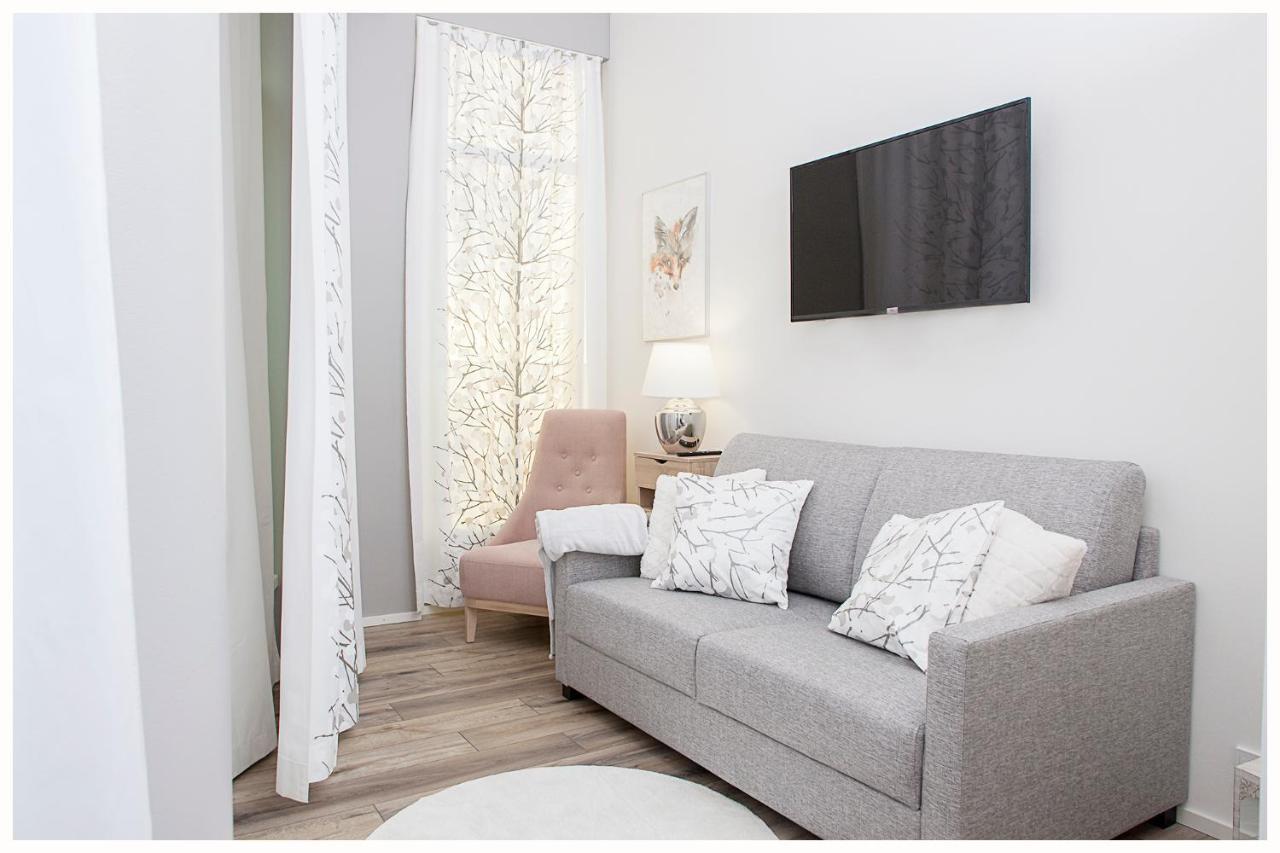 Crystal Arctic Suites Rovaniemi Ngoại thất bức ảnh A living room with a sofa