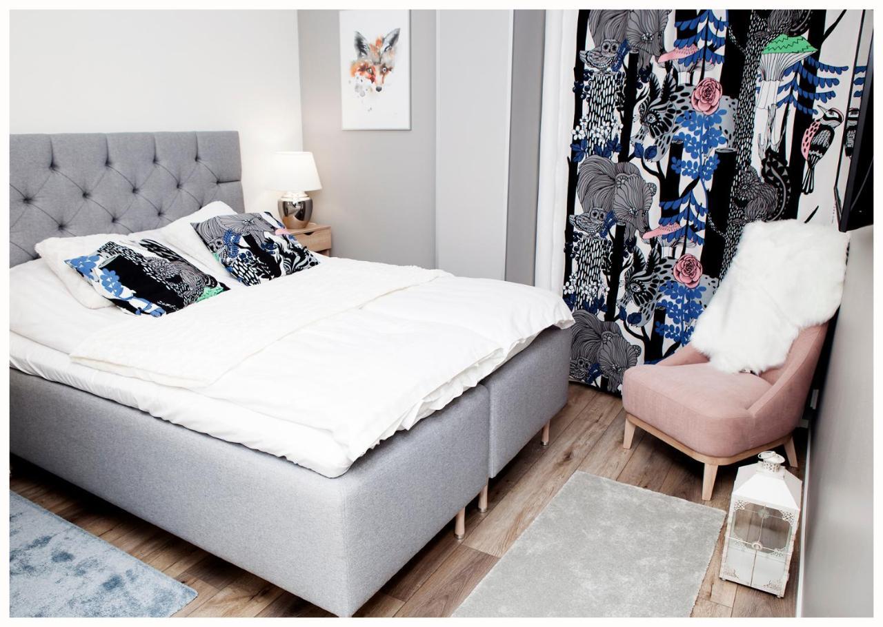 Crystal Arctic Suites Rovaniemi Ngoại thất bức ảnh A bedroom with a bed and a chair